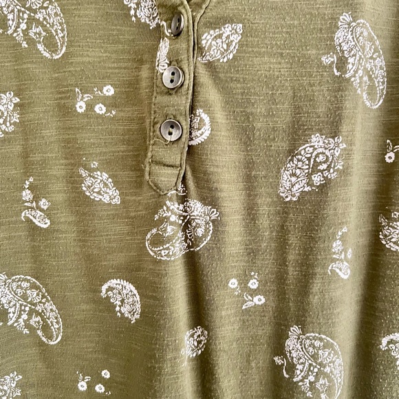 Sage green flower print shirt (1x) - Picture 2 of 5